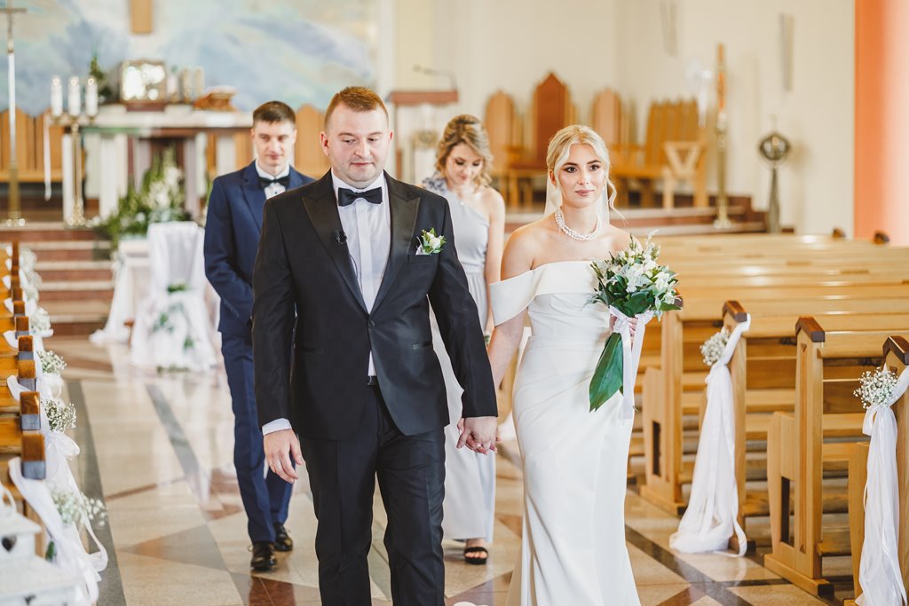 wyjscie pary młodej z kościoła