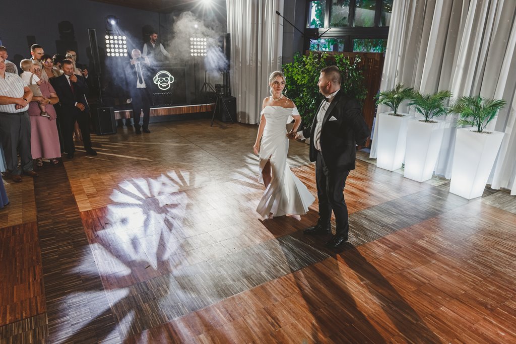 Sala weselna Eden w Rzgowie i zabawa weselna wśród fajnych świateł lamp błyskowych