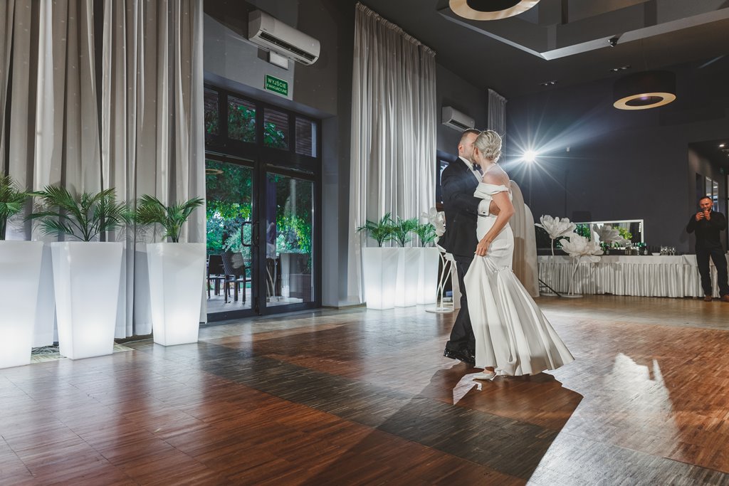 Sala weselna Eden w Rzgowie i zabawa weselna wśród fajnych świateł lamp błyskowych