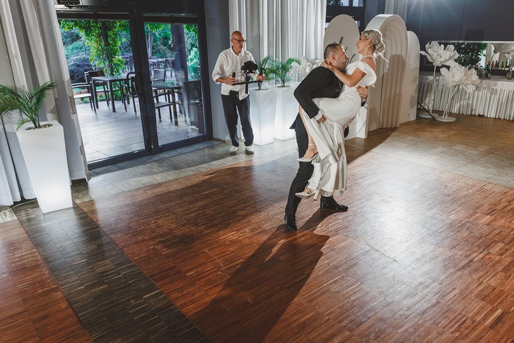 Sala weselna Eden w Rzgowie i zabawa weselna wśród fajnych świateł lamp błyskowych