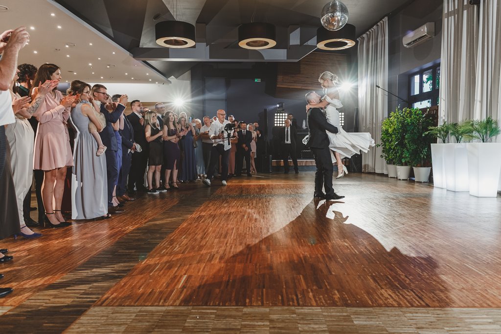 Sala weselna Eden w Rzgowie i zabawa weselna wśród fajnych świateł lamp błyskowych