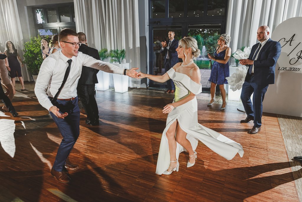 Sala weselna Eden w Rzgowie i zabawa weselna wśród fajnych świateł lamp błyskowych