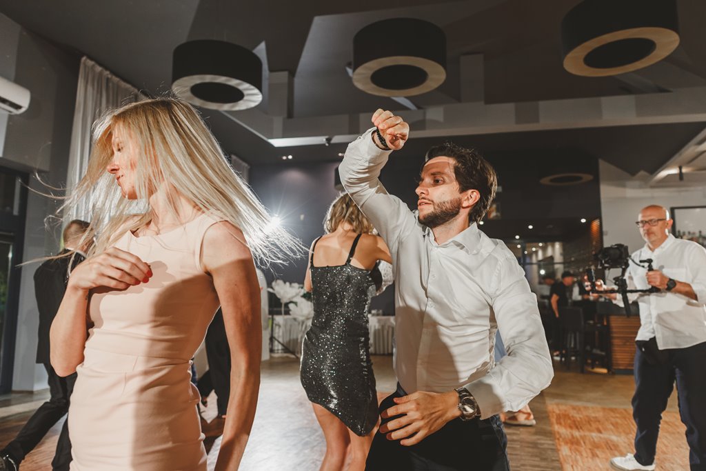 Sala weselna Eden w Rzgowie i zabawa weselna wśród fajnych świateł lamp błyskowych