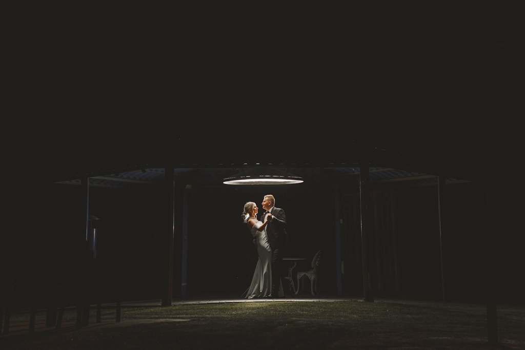 Sala weselna Eden w Rzgowie i zabawa weselna wśród fajnych świateł lamp błyskowych