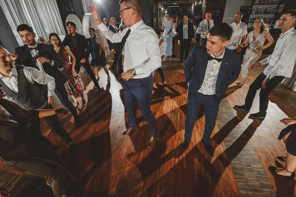 Sala weselna Eden w Rzgowie i zabawa weselna wśród fajnych świateł lamp błyskowych