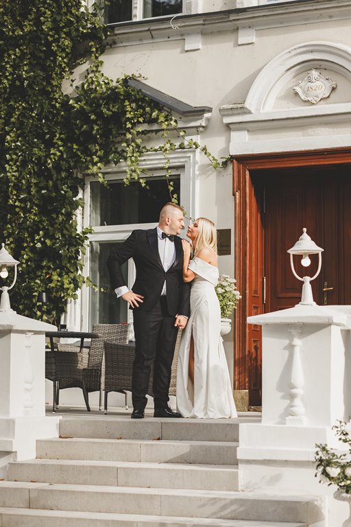 spacer w pięknym ogrodzie pary młodej, zieleń i metalowe dekoracje ślubne pałac weselny