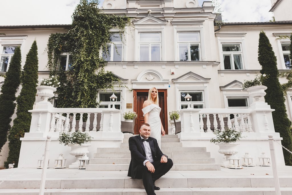 spacer w pięknym ogrodzie pary młodej, zieleń i metalowe dekoracje ślubne pałac weselny