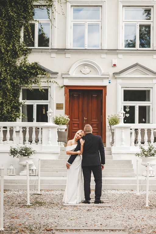 spacer w pięknym ogrodzie pary młodej, zieleń i metalowe dekoracje ślubne pałac weselny