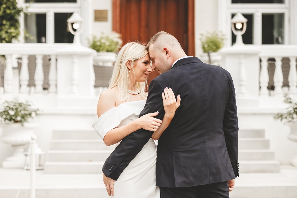 spacer w pięknym ogrodzie pary młodej, zieleń i metalowe dekoracje ślubne pałac weselny