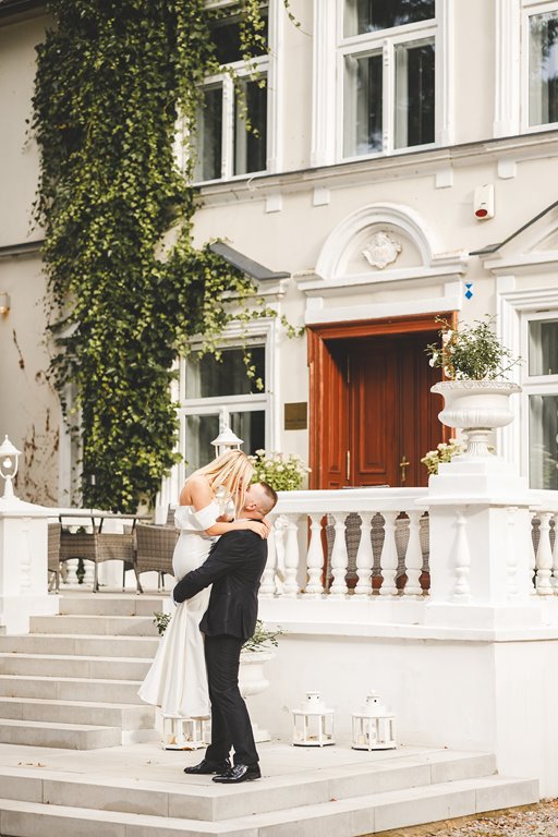 spacer w pięknym ogrodzie pary młodej, zieleń i metalowe dekoracje ślubne pałac weselny