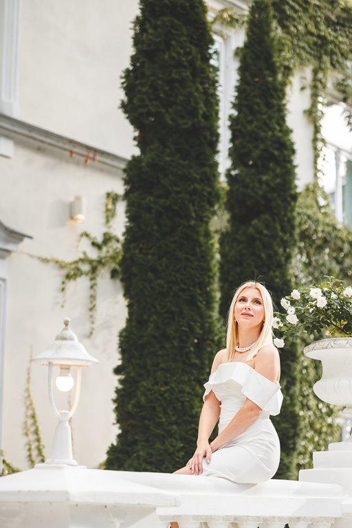 spacer w pięknym ogrodzie pary młodej, zieleń i metalowe dekoracje ślubne pałac weselny