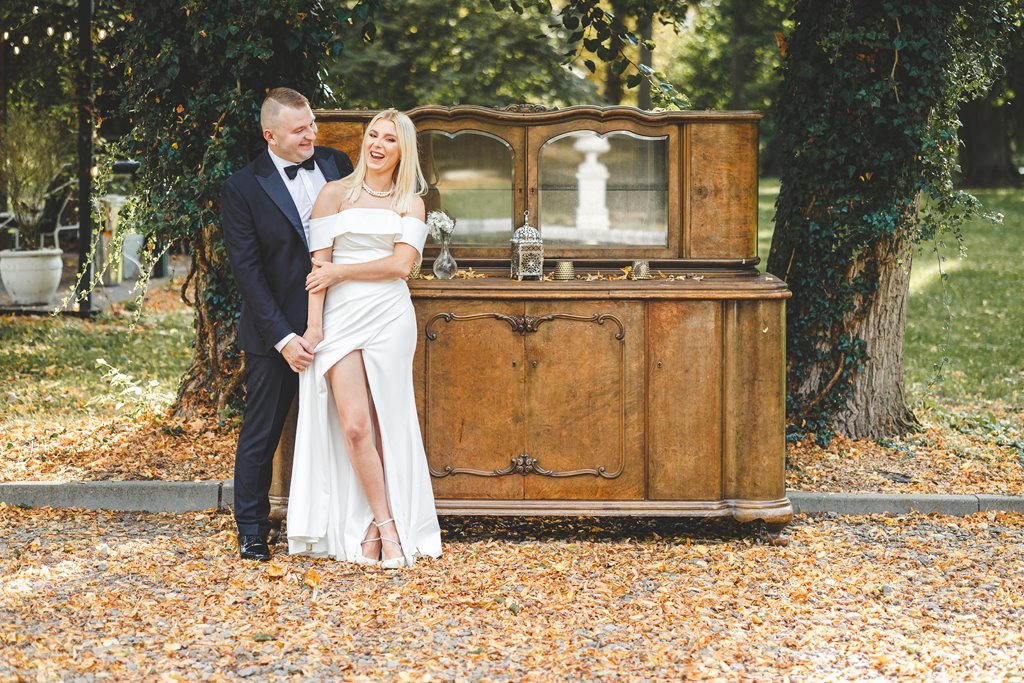 spacer w pięknym ogrodzie pary młodej, zieleń i metalowe dekoracje ślubne pałac weselny