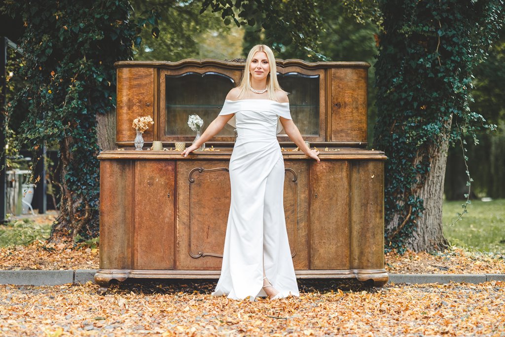 spacer w pięknym ogrodzie pary młodej, zieleń i metalowe dekoracje ślubne pałac weselny