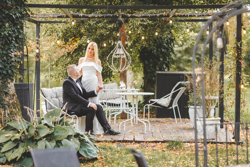 Altana w otoczeniu zieleni i młodzi spogladający na siebie