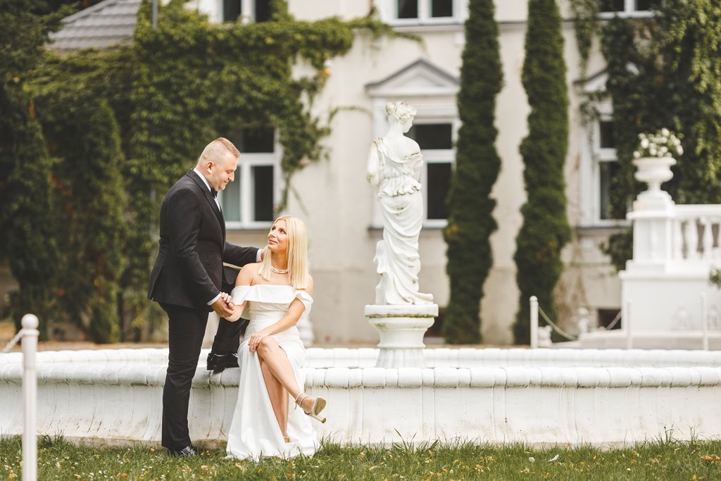 spacer w pięknym ogrodzie pary młodej, zieleń i metalowe dekoracje ślubne pałac weselny