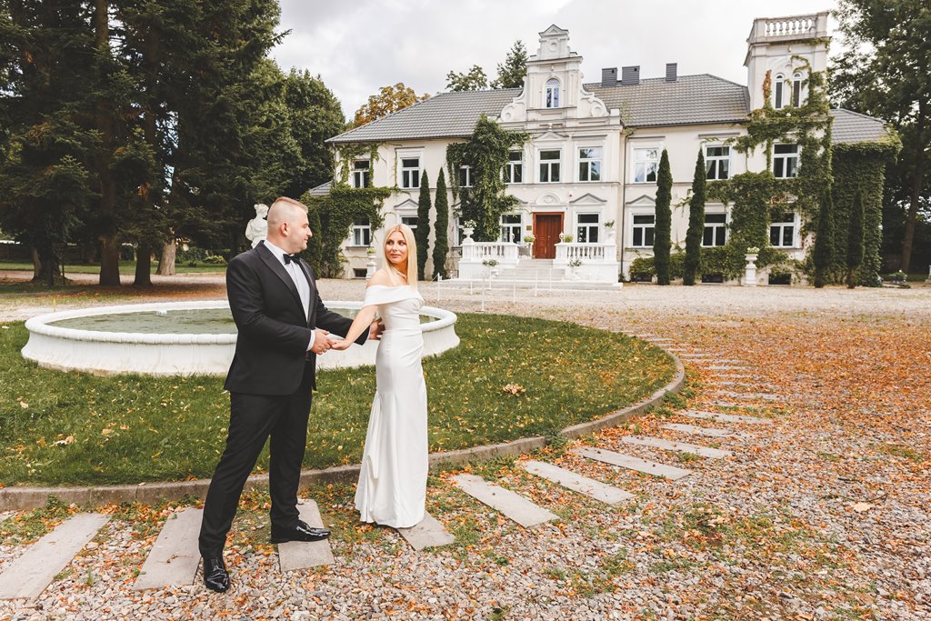 spacer w pięknym ogrodzie pary młodej, zieleń i metalowe dekoracje ślubne pałac weselny