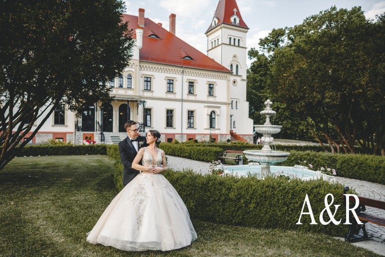 Ania i Rafał - zdjęcie ślubne na tle zamku
