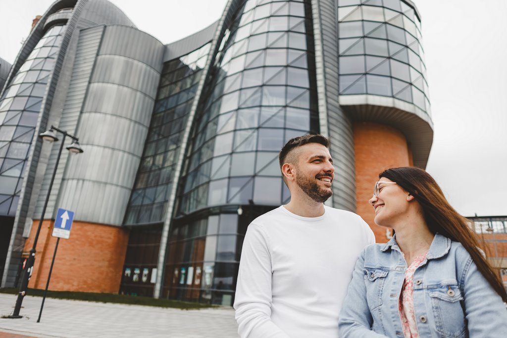 łodź fabryczna i ec1 w Łodzi spacer i pozowanie z uśmiechami