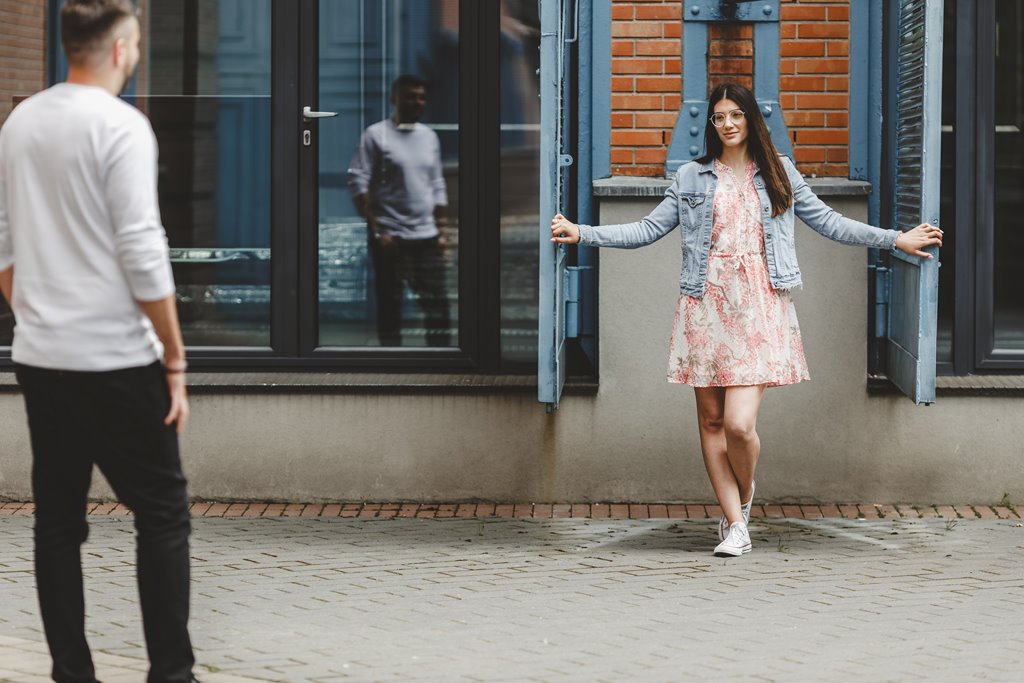 łodź fabryczna i ec1 w Łodzi spacer i pozowanie z uśmiechami