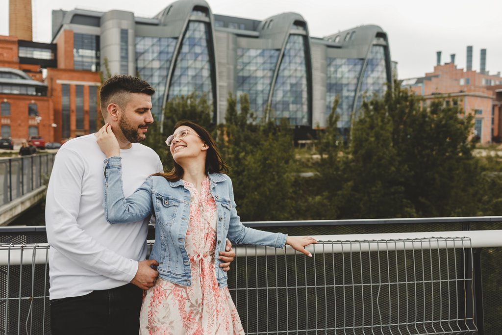 łodź fabryczna i ec1 w Łodzi spacer i pozowanie z uśmiechami