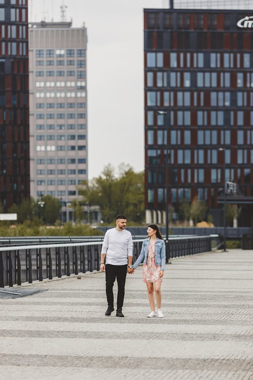 łodź fabryczna i ec1 w Łodzi spacer i pozowanie z uśmiechami