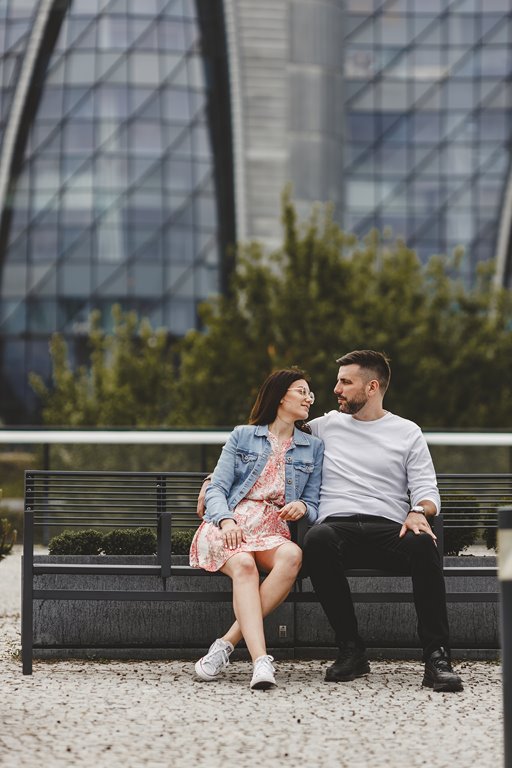 para zakochanych na ławce