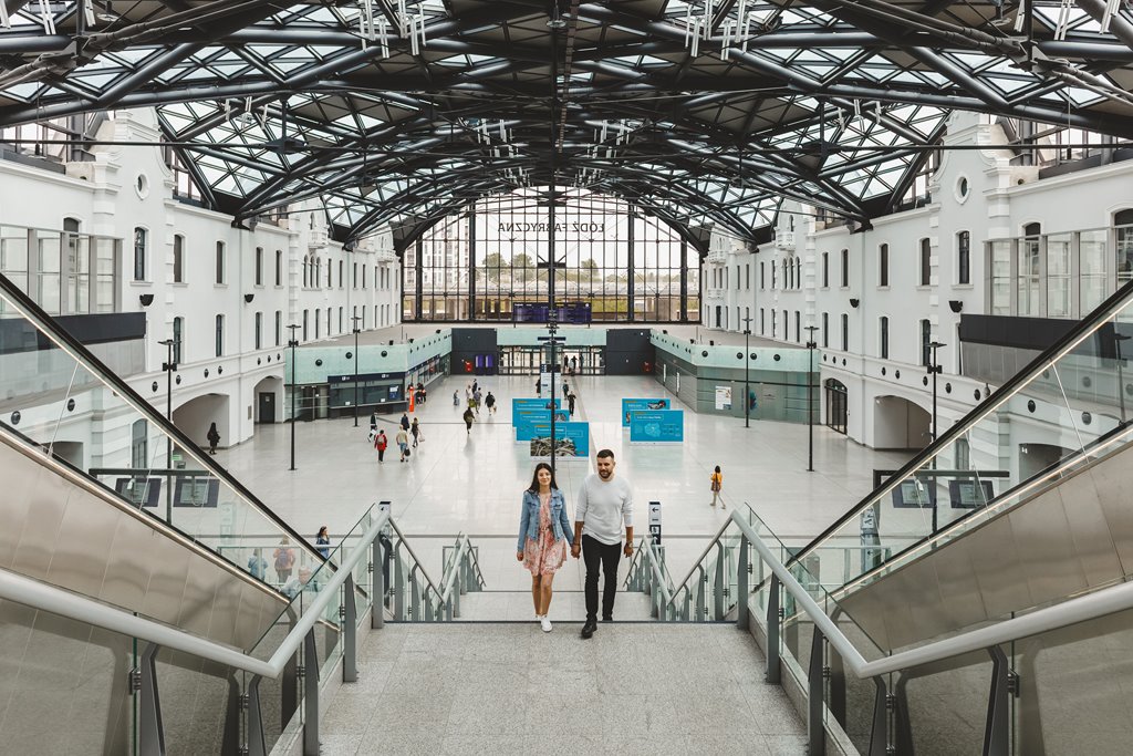 dworzec łodź fabryczna i spacer młodych zakochanych wśród ludzi