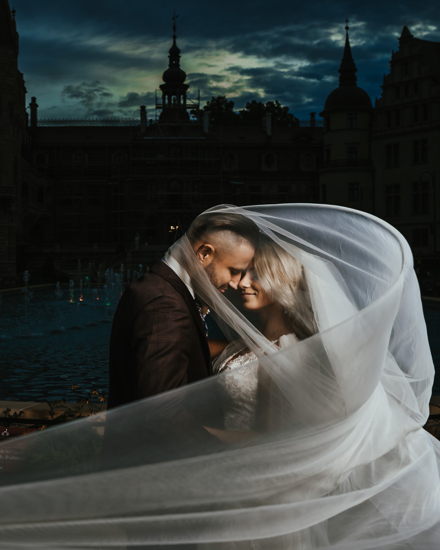 pod zamkiem Moszna po zmroku