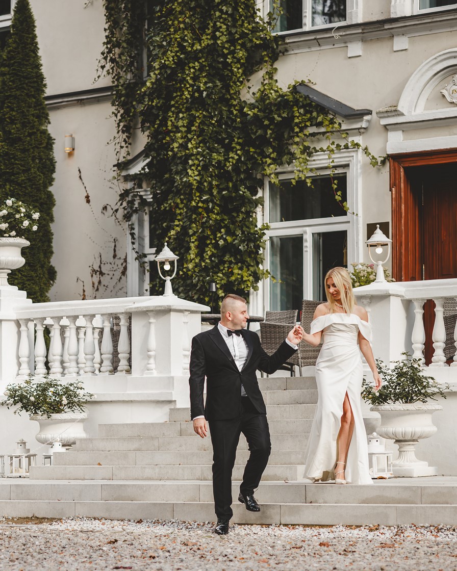 pałac i schody z młodymi prowadzenie za rękę